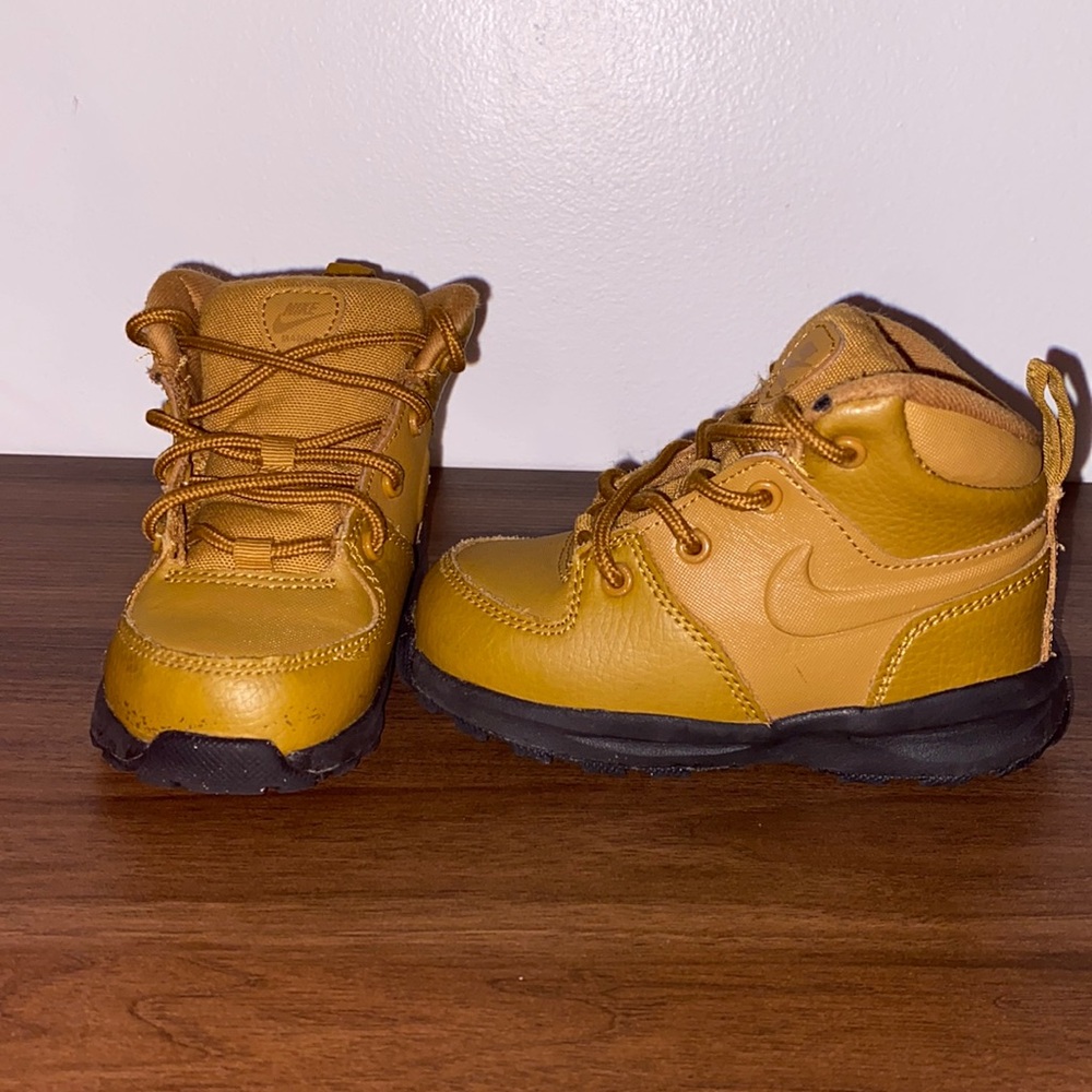 Size 7c Nike Manoa